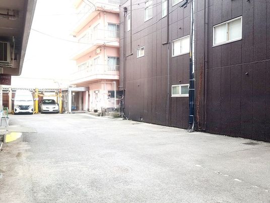 建物前の駐車場外観  
