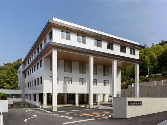 明るい外観の建物  