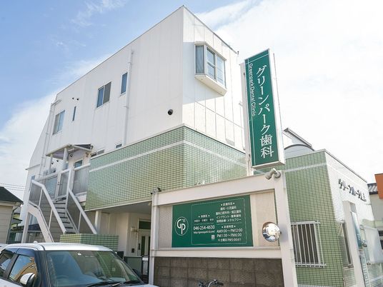 白い外壁の建物外観  