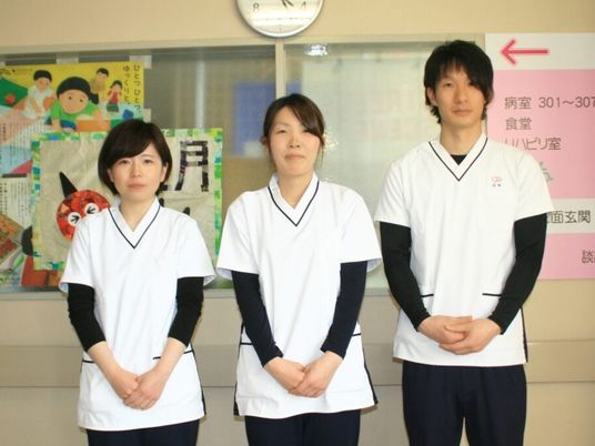 スタッフ3人が並ぶ廊下  
