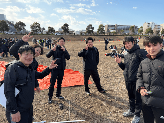屋外で集合した男性スタッフ一同  