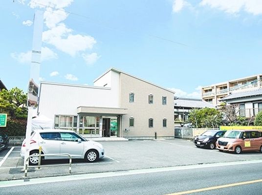 明るい建物の外観  