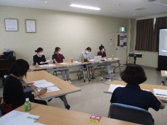 会議中の多目的室  