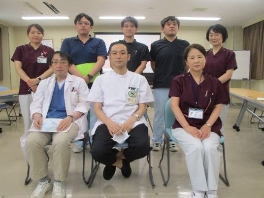 職員が並ぶ多目的室  