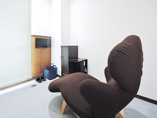椅子とテレビのある居室  