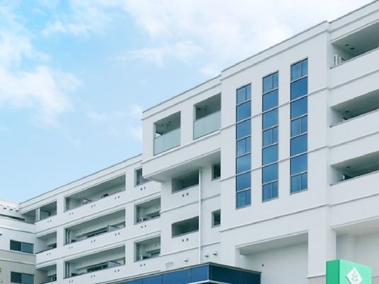 白い外観の建物  