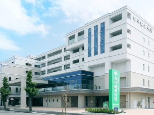 白い建物の外観  