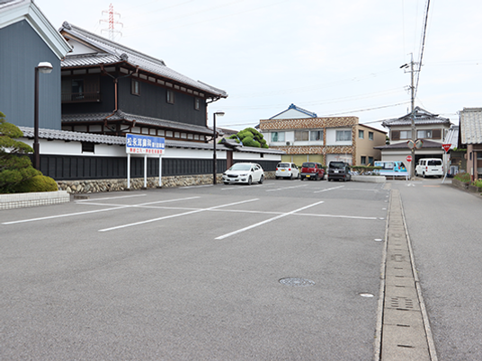 広い駐車場の外観  