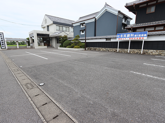 施設の外観と駐車場  