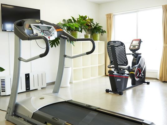 運動器具が並ぶ機能訓練室  