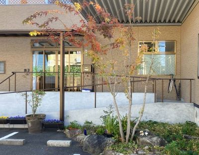 紅葉の植栽がある玄関