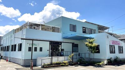 青空の下の建物外観  