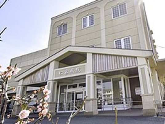明るい外観の建物前  