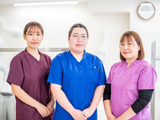 笑顔のスタッフ3人の室内  