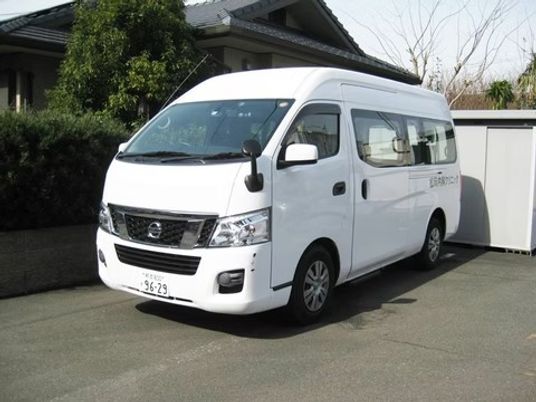 送迎用車両と建物外観  