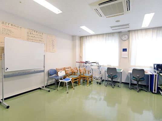 訓練室の明るい空間  
