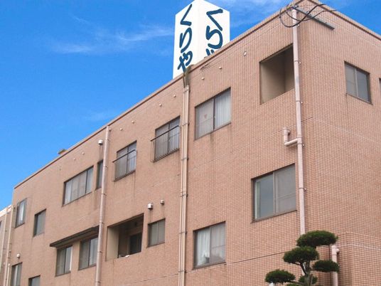 看板のある建物外観  