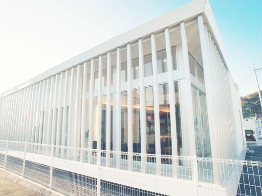 明るい外観の建物外観  