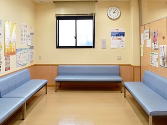 掲示物がある待合室  