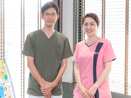 スタッフ2人の立ち姿、ロビー  