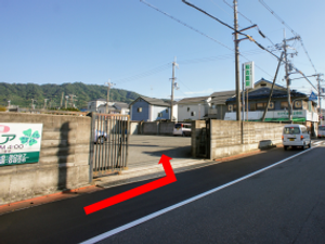 施設の外観と出入口