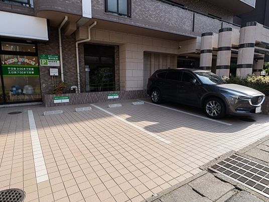 駐車場付き建物外観  