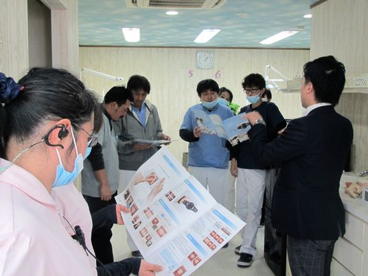 研修中の職員たちの多目的室  