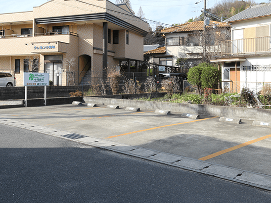 駐車場のある外観  