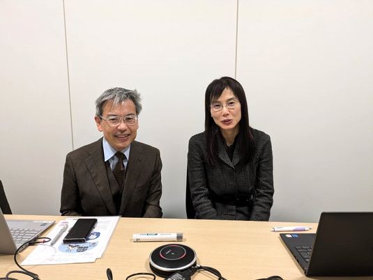 打ち合わせ中の男女  