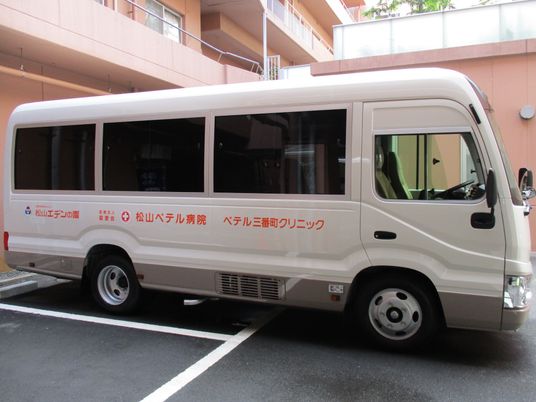 送迎車と建物の外観  