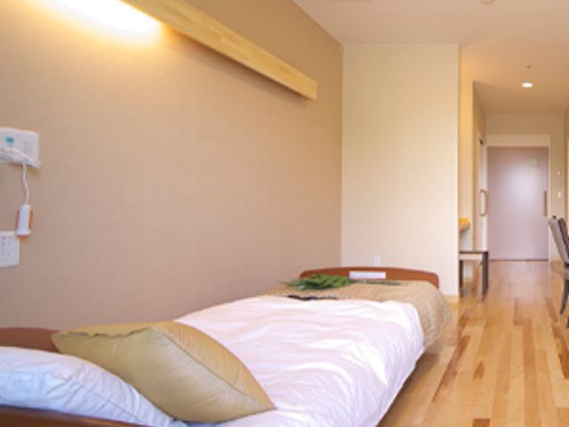 落ち着いた雰囲気の居室 居室 広々とした室内で、明るい木目の床と優しい照明が心地よい空間を作っています。