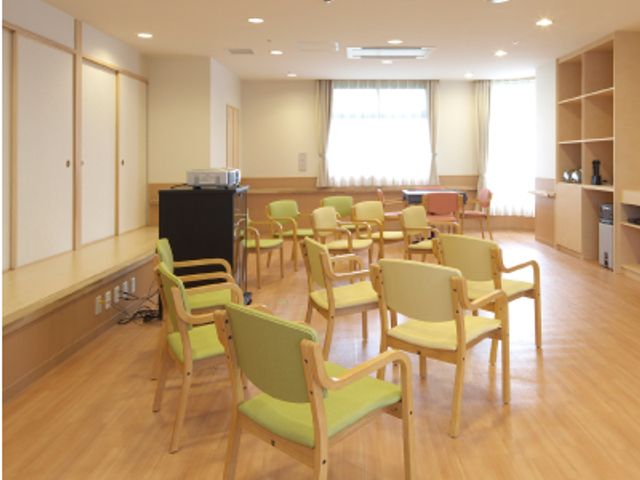明るい室内の多目的室 多目的室 自然光が差し込む広々とした空間です。利用者がくつろいだり、活動を行うのに適しています。