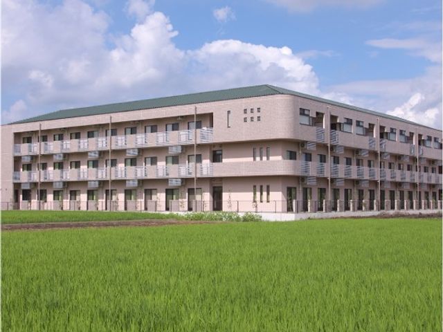 外観の建物 外観   緑の広がる前景に、落ち着いた色合いの建物がゆったり建っています。開放感のある環境で働くイメージがしやすいです。
