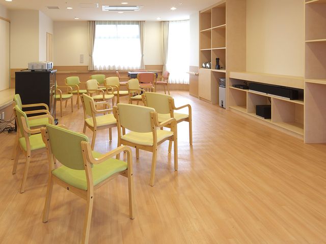 明るい空間の多目的室 多目的室 自然光が差し込む広々とした明るい室内です。多用途に使える開放的なスペースになっています。