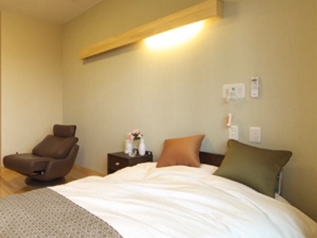 落ち着く木調の居室 居室 木の温もりを感じる落ち着いた居室です。適切な照明で心地よい空間を提供します。