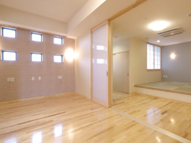 明るい広々とした居室 居室 広々とした明るい空間が特徴的です。木の温もりを感じながら、リラックスできます。