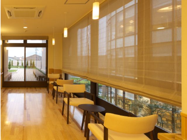 広々とした廊下 廊下 窓から自然光が入る明るい廊下です。くつろぎながら外の景色も楽しめます。