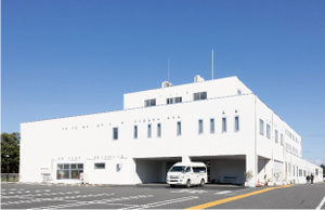 白い建物の外観