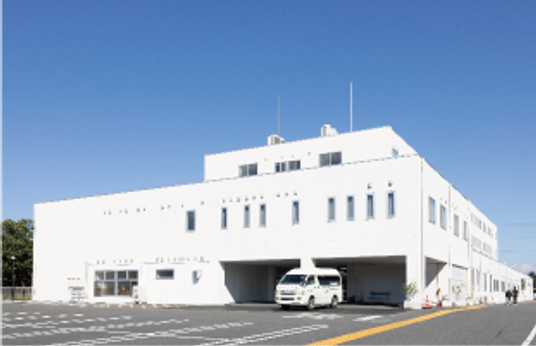 白い建物の外観