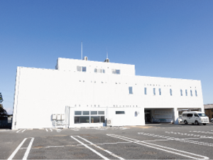白い建物外観  