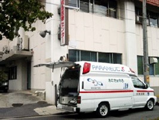 送迎車が停まる建物外観  