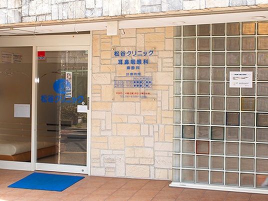 明るい入口の外観  