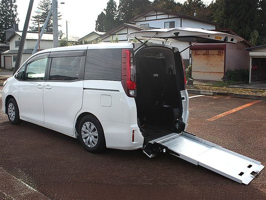 送迎車の後方スロープ  