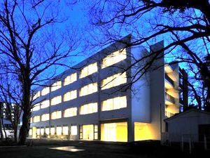 夕景の施設外観  