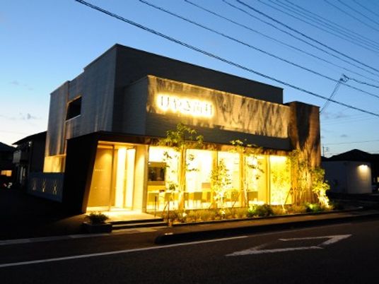 夕景の施設外観  