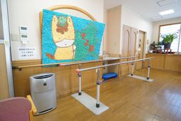 モザイクアートのある廊下
