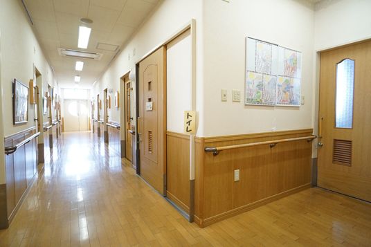 明るく清潔な廊下
