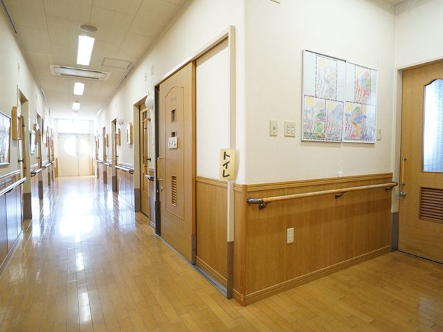 明るく清潔な廊下 廊下 手すりが整備された廊下は、足元が明るく安全な歩行が心がけられています。壁面のアートが温かみを添える配慮がされています。