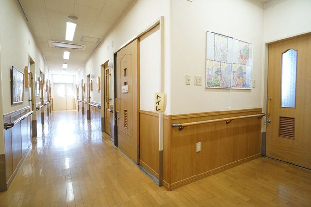 明るく清潔な廊下 廊下 手すりが整備された廊下は、足元が明るく安全な歩行が心がけられています。壁面のアートが温かみを添える配慮がされています。