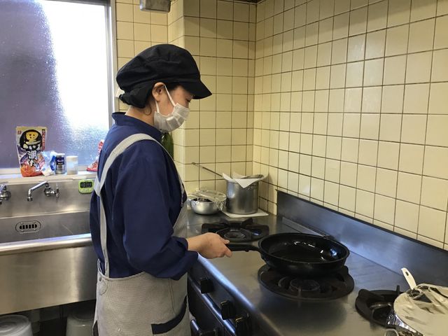 キッチンで働くスタッフ キッチン 専門のスタッフが丁寧に調理を行う、キッチンでのお仕事風景です。